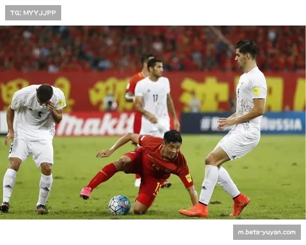 三中卫向四后卫阵型集体转型 防守体系重构成为赛季初期主题 三中卫向四后卫阵型集体转型 防守体系重构成为赛季初期主题